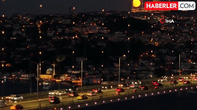 İstanbul'da dolunay 15 Temmuz Şehitler Köprüsü ve Çamlıca Camii ile birlikte görüntülendi
