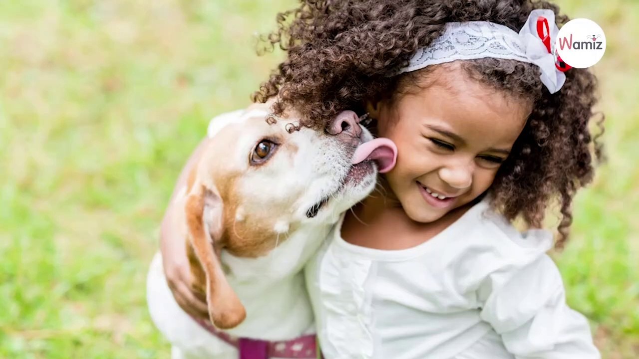 Mama sieht Baby beim Schlafen zu, da schießt plötzlich etwas hinter ihm hervor!