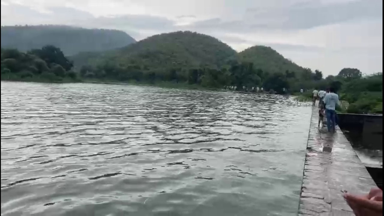VIDEO: सिलीसेढ झील से चलने लगी चादर; देखने के लिए उमड़ रही लोगों की भीड़, प्रशासन अलर्ट
