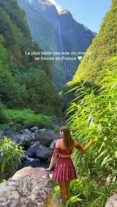 Toutes les infos   Il s'agit de la cascade du Trou de Fer qui se trouve au coeur de l'île de La Réunion    Attention, la première vidéo a elle été prise à la Cascade Blanche, aussi sur l'île de La Réunion  Franchement, ça paraît pas complèteme