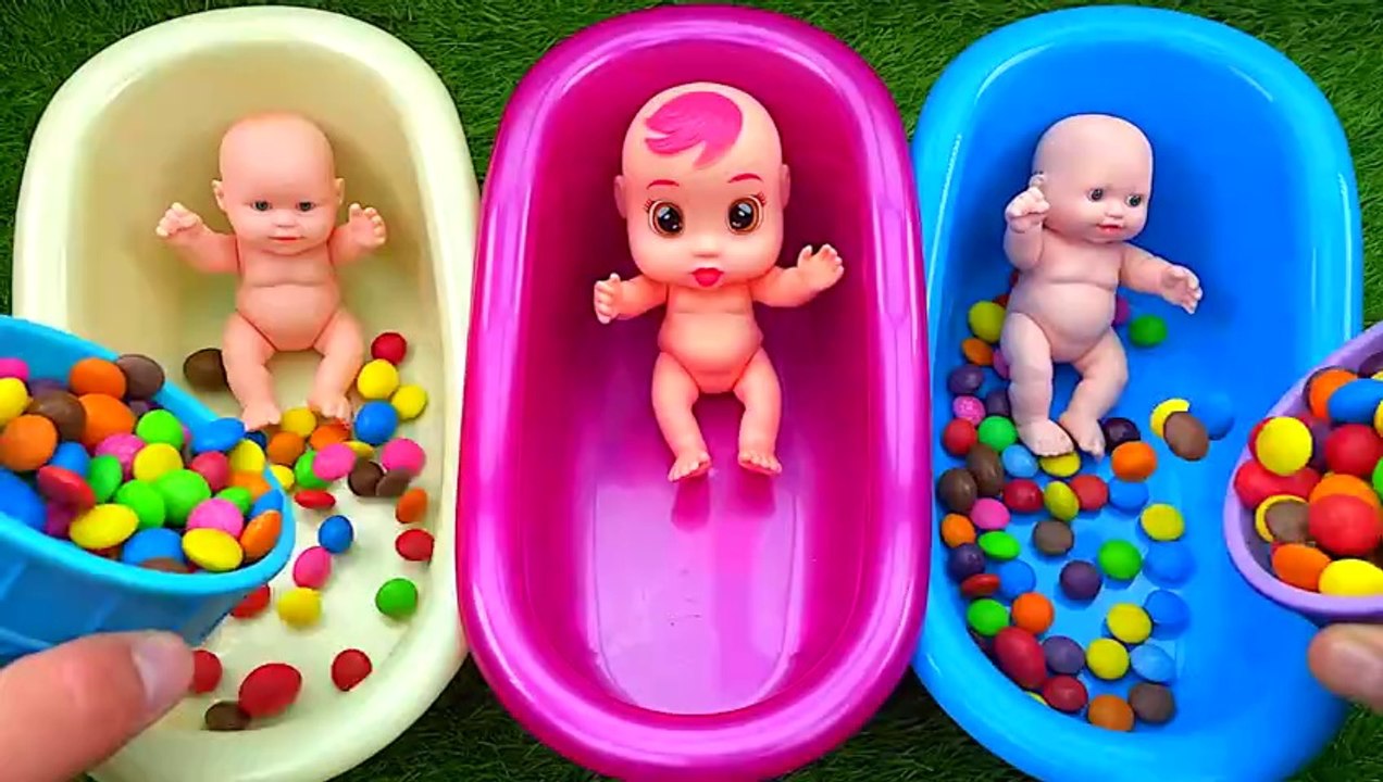ASMR Satisfying - Color 3 BathTub Mixing Rainbow Candy with Baby - Cutting Video