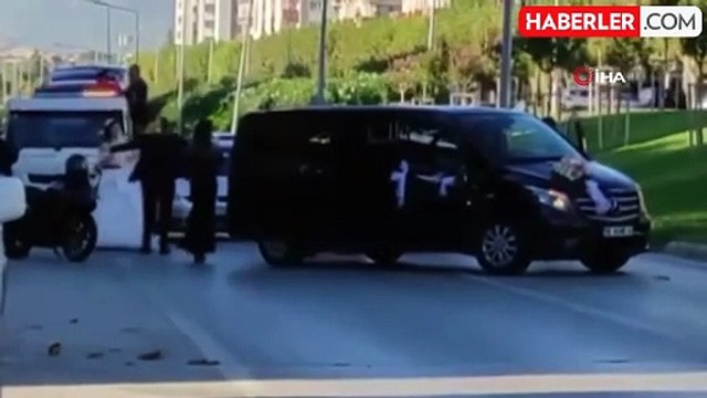 Bursa'da düğün konvoyu trafiği kesip oyun oynadı