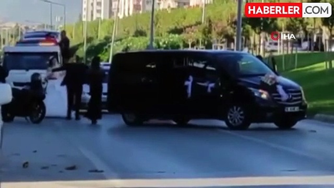 Bursa'da düğün konvoyu trafiği kesip oyun oynadı