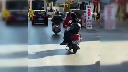 Motosiklette kasksız 4 kişi seyehat ettiler! O anlar kamerada