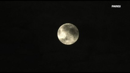 Lo spettacolo della superluna blu nei cieli del mondo