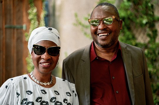 Amadou et Mariam jouent en acoustique leur tube Beaux Dimanches