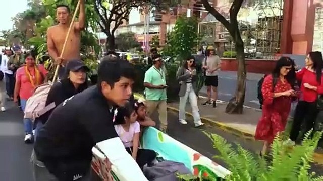 El pueblo waorani marcha para exigir el cierre de la explotación petrolera en el Yasuní, en Ecuador