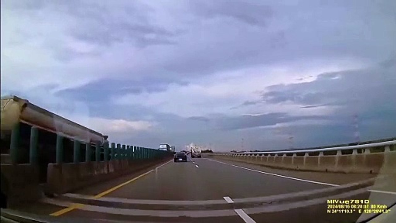 Ce conducteur va voir le pire de près... Chanceux