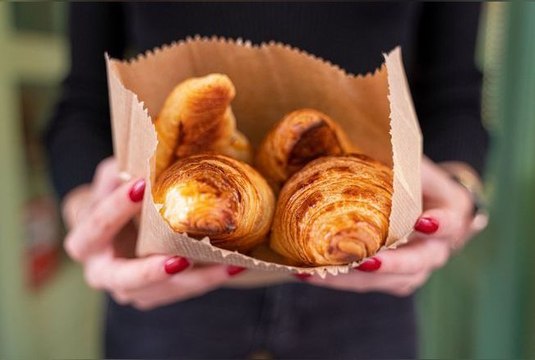 Qu’est-ce que le « flat croissant », cette pâtisserie ultra gourmande qui séduit sur les réseaux sociaux ?