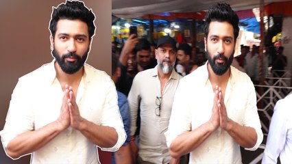 Vicky Kaushal's Devotional Visit to Siddhivinayak Temple 🙏 - Watch Viral Video