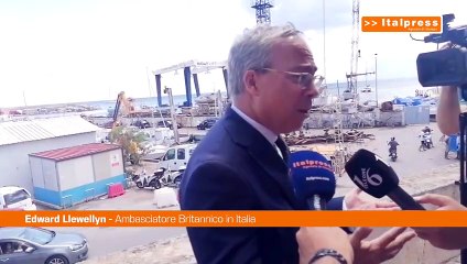 L'ambasciatore inglese Edward Llewellyn incontra i superstiti del Bayesian