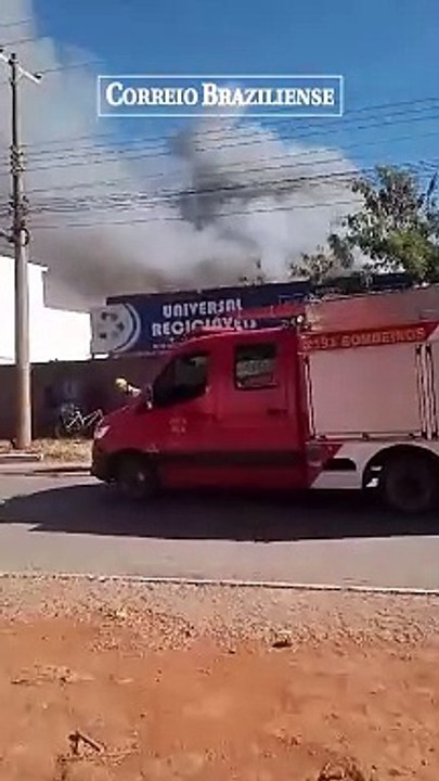 Galpão de materiais recicláveis pega fogo em Ceilândia