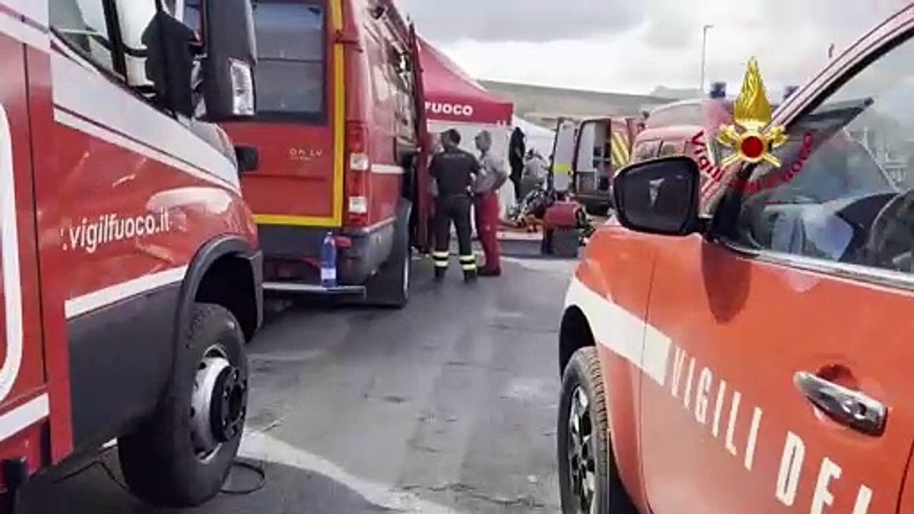 Continúa la búsqueda de los 6 desaparecidos en el naufragio del velero en Italia