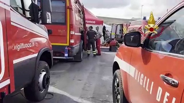 Continúa la búsqueda de los 6 desaparecidos en el naufragio del velero en Italia