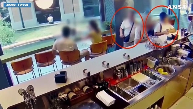 Milano, rubano borsa a una turista: bloccati dalla polizia