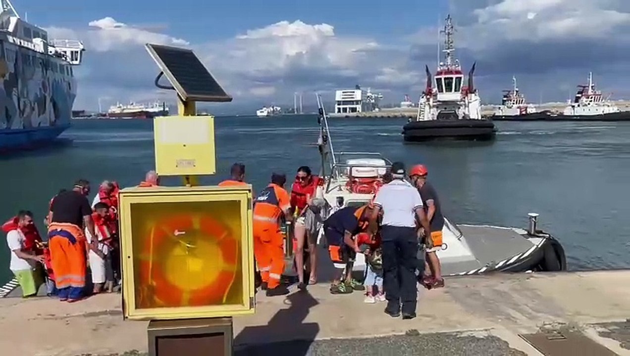 Piombino, incendio nella sala macchine del traghetto: i soccorsi
