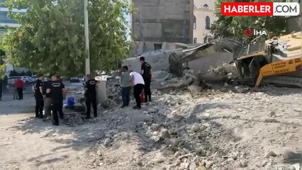 Şanlıurfa'da faciadan dönüldü: Çöken bina iş makinesinin üzerine devrildi