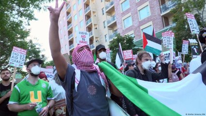 ناشطون مؤيدون للفلسطينيين يحتجون خارج المؤتمر الوطني الديمقراطي في شيكاغو