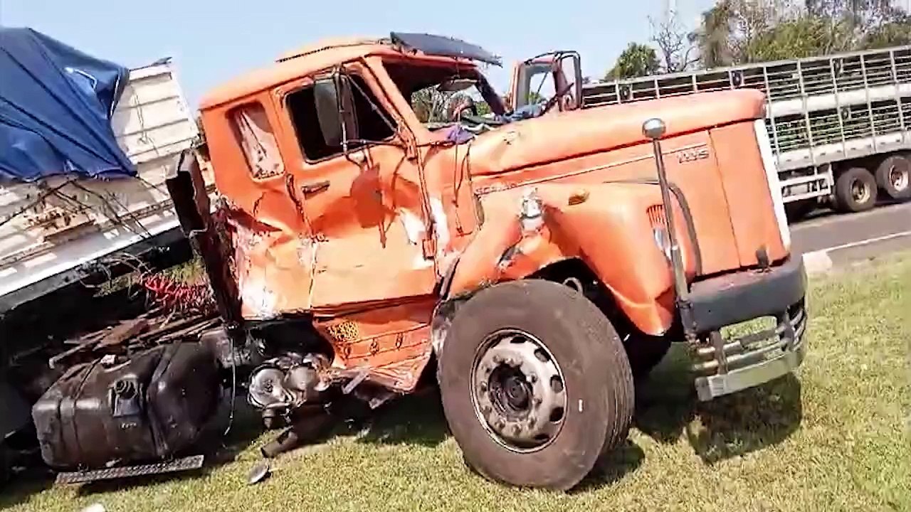 Grave acidente entre carreta e micro-ônibus deixa vítimas feridas na BR-277, em Céu Azul