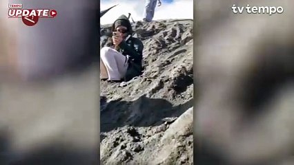 Descargar video: Pendaki Gunung Dukono di Halmahera Utara Lari Berhamburan Saat Erupsi