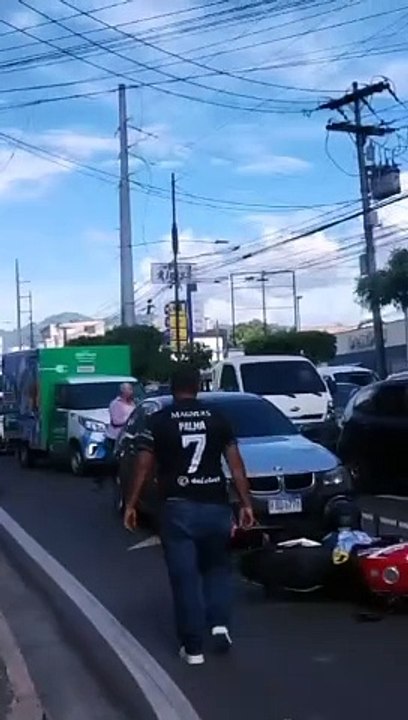 Conductores se van a los golpes en calle capitalina