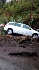 Maltempo, a Zafferia s'ingrossa il torrente: la frana trascina via due auto