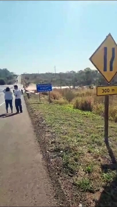 Barragem estoura e interdita BR-163; casas e carros foram levados pela correnteza