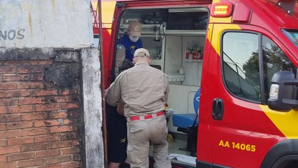 Adolescente de 14 anos fratura o braço jogando bola no colégio