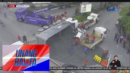 Truck na may kargang buhangin, tumagilid matapos makabanggaan ang van; mahigit 10, sugatan | Unang Balita