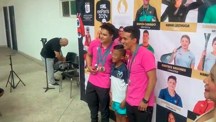 Скачать видео: Osmar Olvera y Juan Manuel Celaya conviven con sus fans y se toman fotos con sus medallas olímpicas