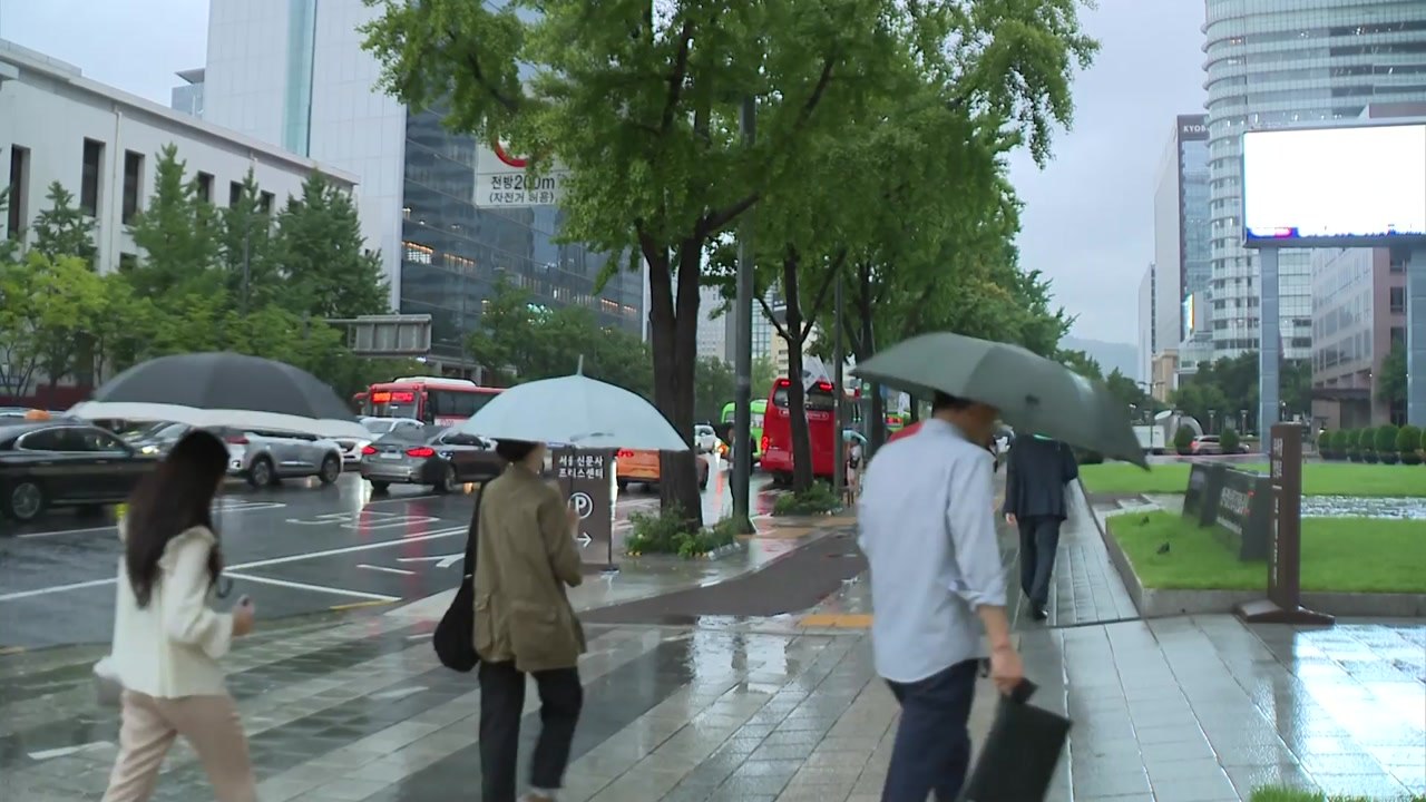 [날씨] 낮까지 중부 강한 비...무더위 계속, 서울 체감 32℃ / YTN