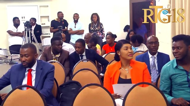 Ministè sante piblik remèt lèt kontra bous ak plis pase 20 jèn k'ap gen pou al etidye nan peyi Cuba.