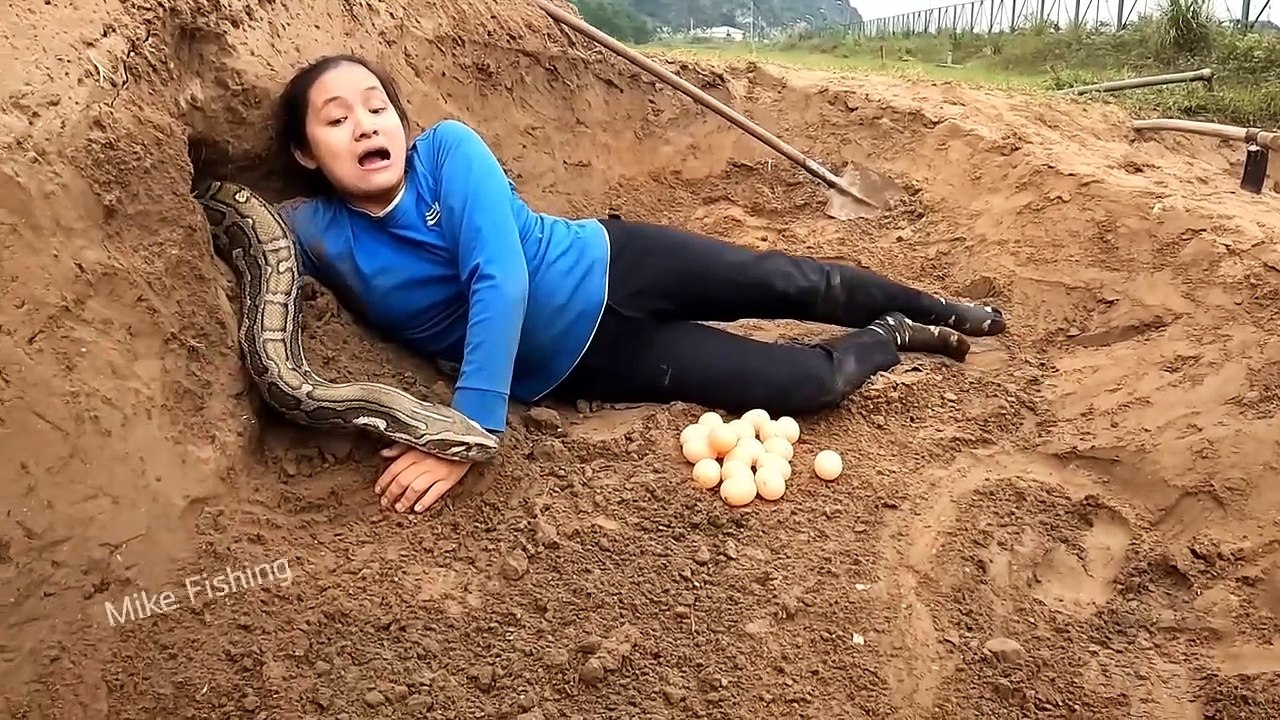 IMPOSSIBLE!_Giant_SNAKE_Lay_Eggs_Hunters_Saving_Girl___MIKE_FISHING(720p)