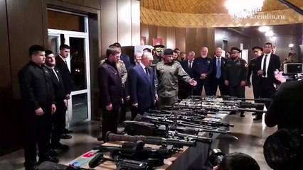 Putin inspeciona armas apreendidas na guerra durante visita à Chechénia