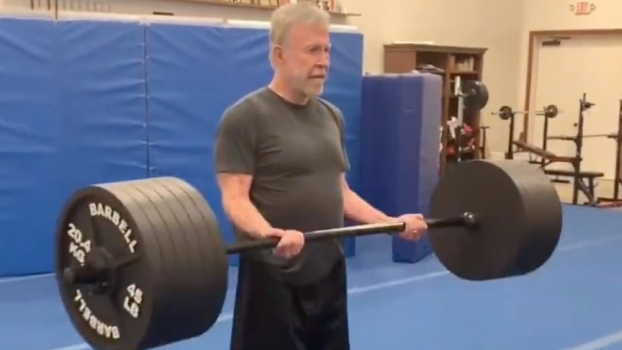 Chuck Norris, due anni fa, sollevava il bilanciere e scherzava: «I pesi hanno bisogno di riposo, non io»