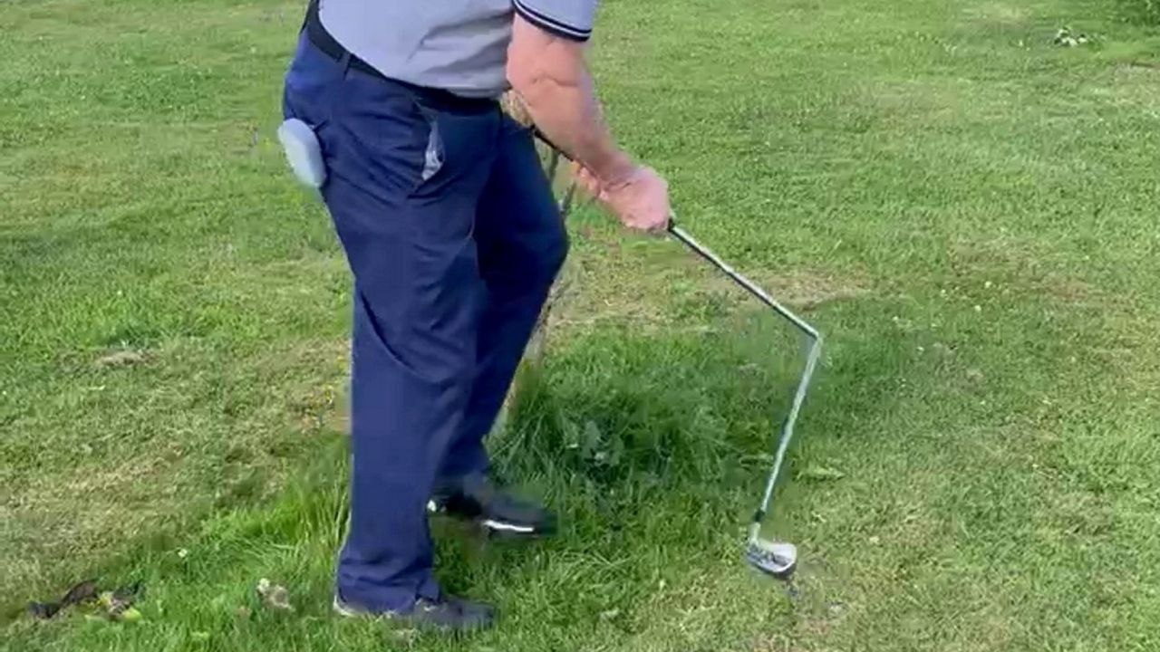 Urkomischer moment: golfer will einen schlag machen, aber sein schläger zerbricht in zwei hälften