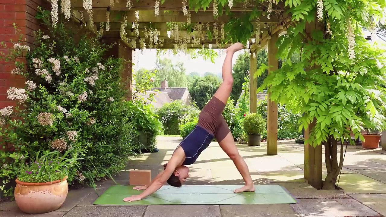 40 Min Full Body Yoga Flow  Mixed Level Practice to Stretch  Strengthen