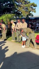 Polícias levam filha de colega morto ao 1.º dia de aulas