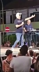 Cede il palco e Gigione cade durante il concerto