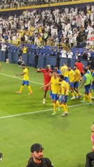 Cristiano ronaldo melakukan selebrasi saat memasuki lapangan
