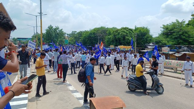 अलवर: भारत बंद के दौरान निकली रैली, बंद कराई दुकानें
