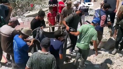 Télécharger la video: No Comment : Des habitants de Gaza fouillent les décombres d'une école après une frappe aérienne