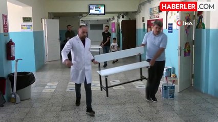 Fedakar eğitimciler okul sıralarını boyayarak öğrencilere daha iyi bir ortam sağladı