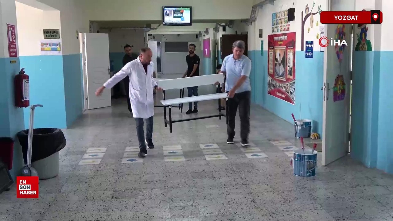 Yozgat’ta eğitimciler ellerine fırça aldı, okul sıralarını boyadı