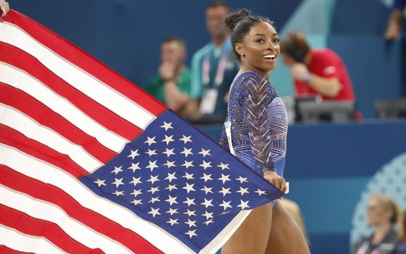 « 26 000 dollars pour une bouteille » : Simone Biles dénonce le prix exorbitant qu’un club parisien a voulu lui faire payer