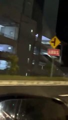 惊险！女司机边开车边看手机追剧 🚗📱