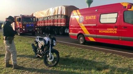 Motociclista fica ferida após sofrer colidir com Ford Ka na BR-277, em Cascavel