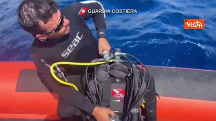 Télécharger la video: Naufragio a Porticello, i sommozzatori della Guardia Costiera si immergono alla ricerca dei dispersi