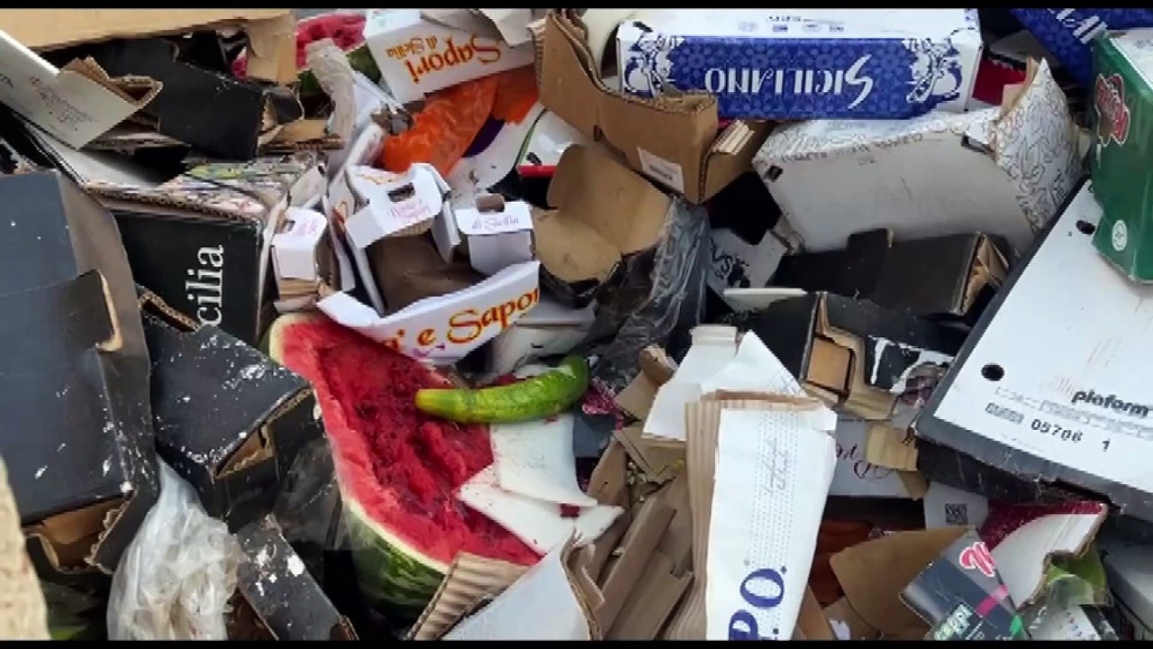 Ripulita la cabina elettrica trasformata in discarica sul viale Giostra