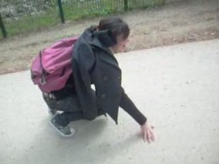 Camille apprend à marcher